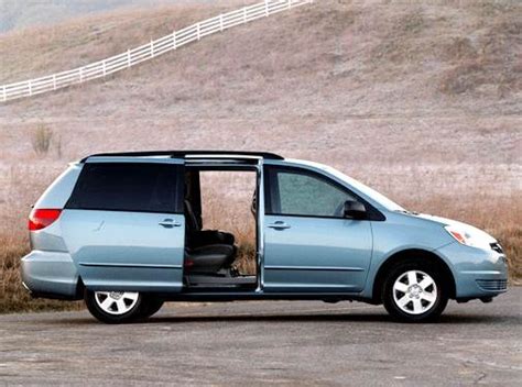 2004 Toyota Sienna photo