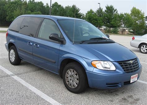 2005 Chrysler Town and country photo