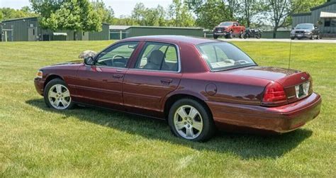 2005 Ford Crown victoria photo