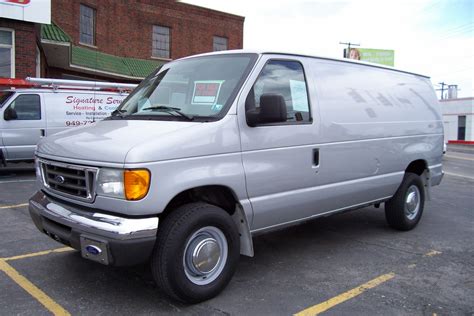 2005 Ford E-350 photo