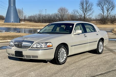 2005 Lincoln Town car photo