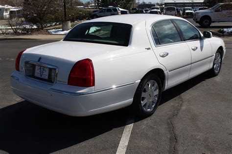 2005 Lincoln Town car photo