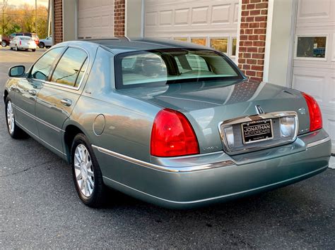 2006 Lincoln Town car photo