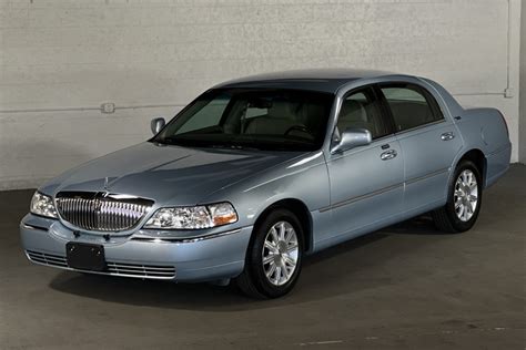 2009 Lincoln Town car photo