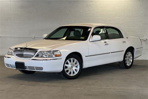 2010 Lincoln Town car photo