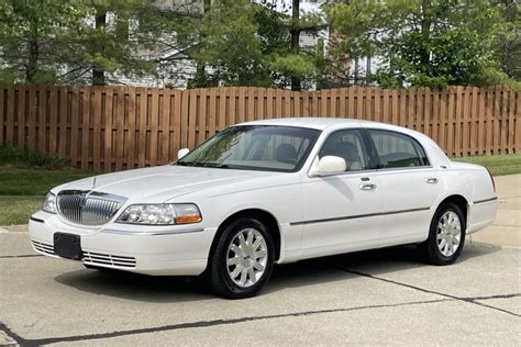 2010 Lincoln Town car photo