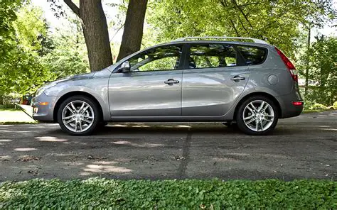 2011 Hyundai Elantra touring photo