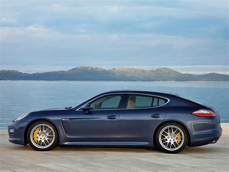 2011 Porsche Panamera 4 photo