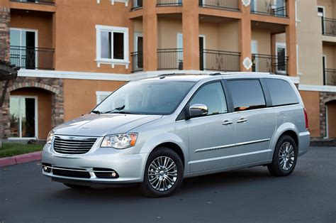 2013 Chrysler Town and country photo