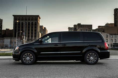 2013 Chrysler Town and country photo