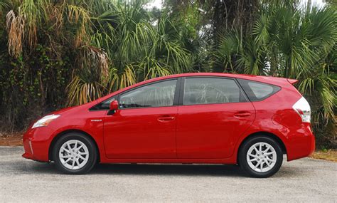 2013 Toyota Prius v photo