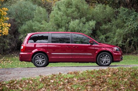 2014 Chrysler Town and country photo