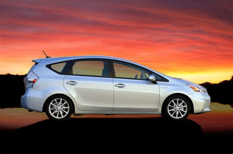 2014 Toyota Prius v photo