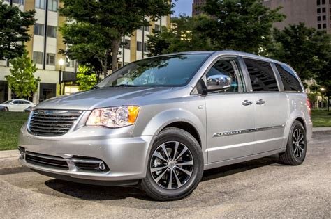 2016 Chrysler Town and country photo