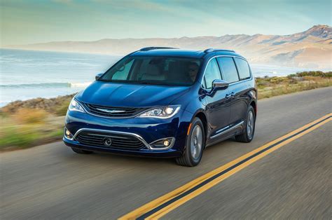 2017 Chrysler Pacifica hybrid photo