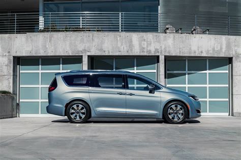 2017 Chrysler Pacifica hybrid photo