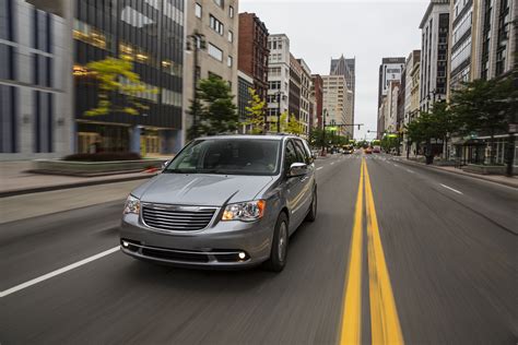 2017 Chrysler Town and country photo