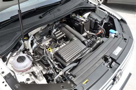 2017 Volkswagen Tiguan engine