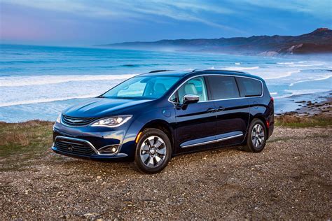 2018 Chrysler Pacifica hybrid photo