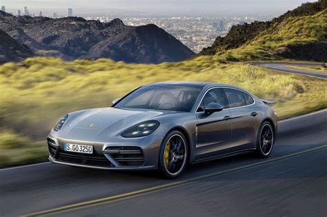 2018 Porsche Panamera photo