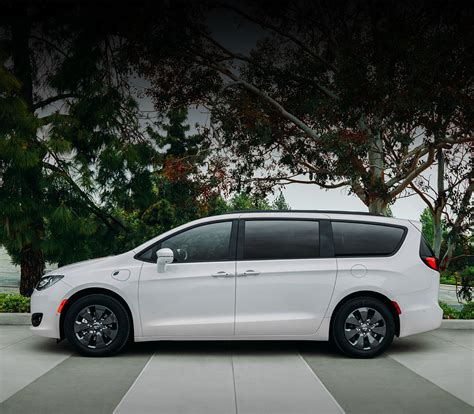 2020 Chrysler Pacifica hybrid photo