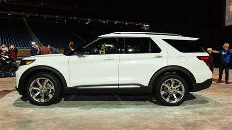 2020 Ford Explorer photo