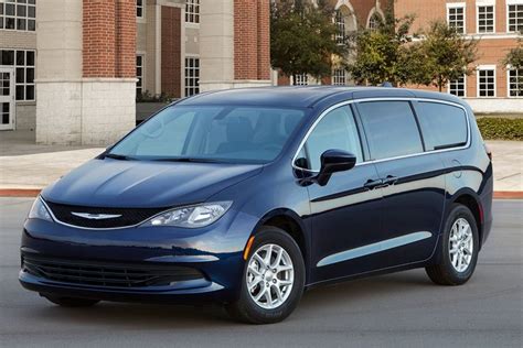 2021 Chrysler Voyager photo