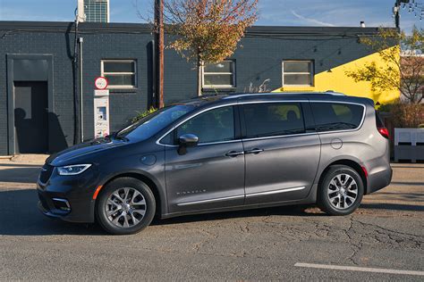 2022 Chrysler Pacifica hybrid photo