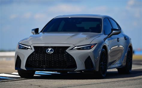 2022 Lexus Is photo