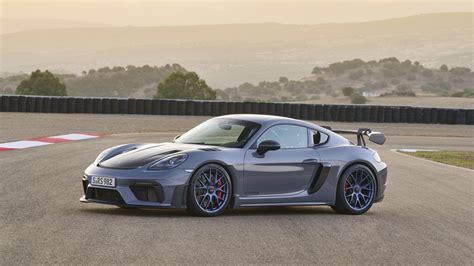 2022 Porsche Cayman photo