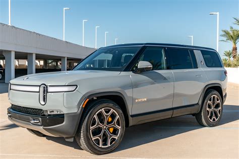 2022 Rivian R1s engine