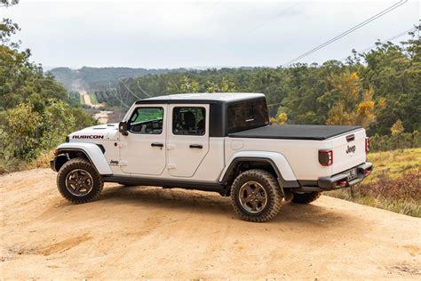 2023 Jeep Gladiator engine