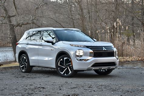 2023 Mitsubishi Outlander photo