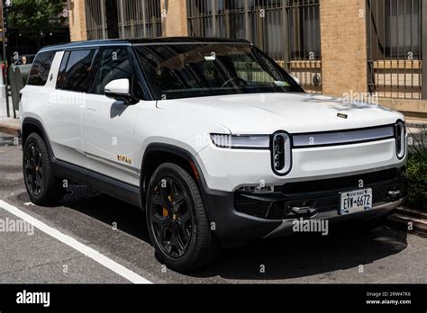 2023 Rivian R1s photo