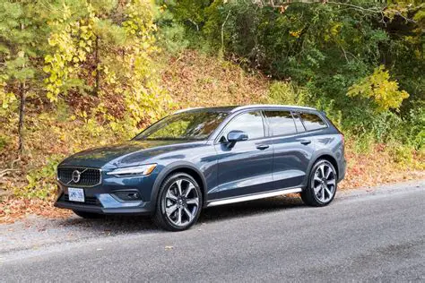 2023 Volvo V60cc photo