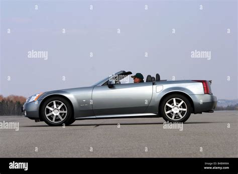 Cadillac Xlr 2004 photo