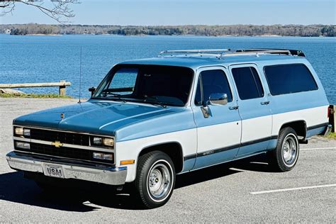 Chevrolet Suburban 1991 photo