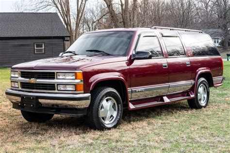 Chevrolet Suburban 1998 photo