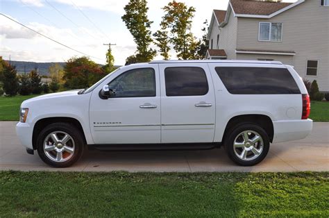 Chevrolet Suburban 2009 photo