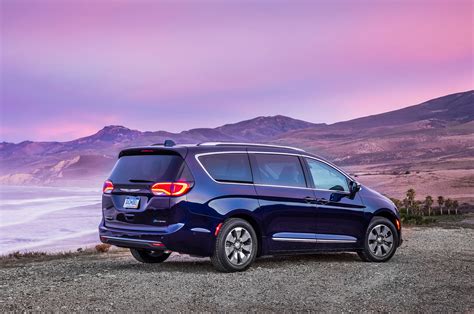 Chrysler Pacifica hybrid 2017 photo