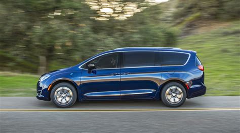 Chrysler Pacifica hybrid 2018 photo