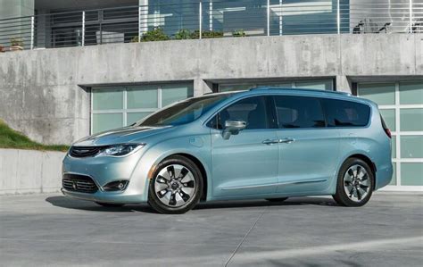 photo of Chrysler Pacifica hybrid car production