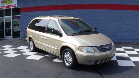 Chrysler Town and country 2001 photo