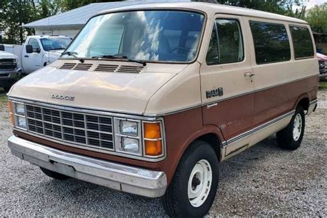 Dodge B150 1984 photo