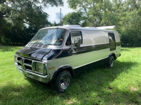 Dodge B300 maxivan 1977 photo