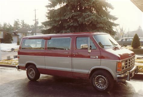 Dodge Mini ram van 1989 photo