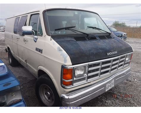 Dodge Ram b250 1990 photo