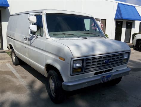 Ford E-250 1990 photo