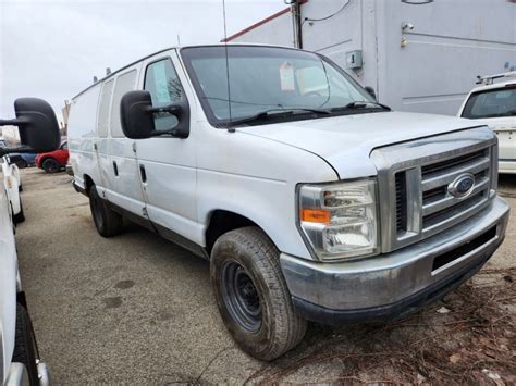 Ford E-250 2011 photo