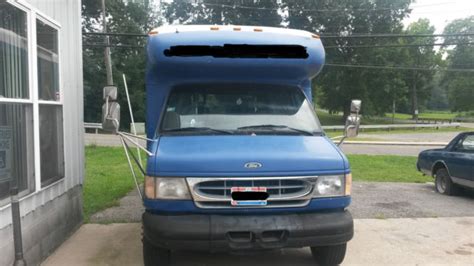 Ford E-450 1998 photo